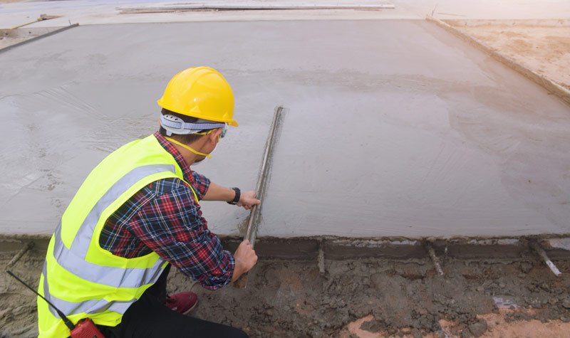 Préparez une dalle béton adaptée aux chalets en bois